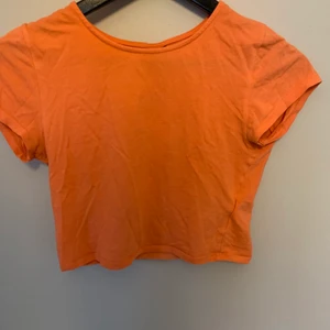 Neon färgad croppad t-shirt från Gina - En jättefin tröja nu till sommaren från Gina tricot! Färgen visar sig inte rättvisa i bilderna men skulle säga att den är lite mer rosa i verkligheten! Om ni vill ha andra bilder där man ser färgen bättre kan ni skriva till mig! Stl xs!❤️