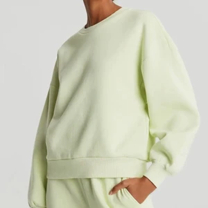 Gina tricot Sweatshirt st. S - Bra snygg passform, ljus grön färg syns bättre i verkligheten. Använd fåtal gånger. Säljer för 100kr + frakt. Kontakta vid flera frågor!