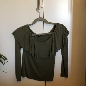 Söt tröja  - Alla plagg jag säljer är i fint skick. Tvättludd kan förekomma. Har du frågor om plagget? Skicka ett meddelande!