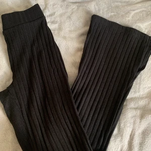 Utsvänga ribbade byxor från Ginatricot storlek xs - Ribbade, utsvängda byxor från ginatricot i storlek xs (petite). Dom har slits nere sitter jätte fint på. 