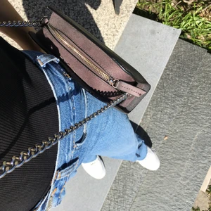 Väska med silverkedja  - Superfin grå-brun väska med silverkedja!❤️ även lite fakemocka vid dragkedjan🥰samfraktar eller möts upp på gröna linjen! 