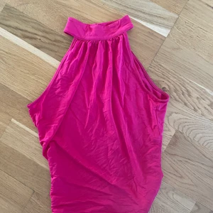 Halter neck topp storlek S - Luftig och skön, knappt använd, ser lite skrynklig ut på bilderna men kan strykas lätt