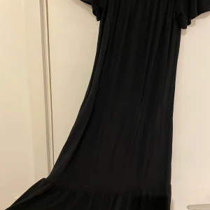 Klänning - Svart, jättegullig och bekväm klänning! Använd en gång. 