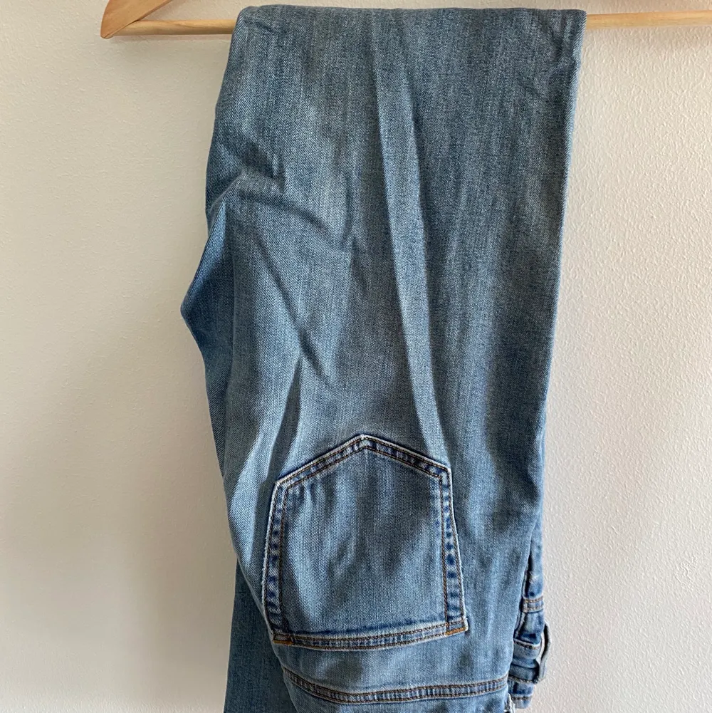 Jeans från Weekday i w29 l32. Säljer pga kommer ej till användning, lite slitna detaljer (se bild 3). Raka i modellen.. Jeans & Byxor.