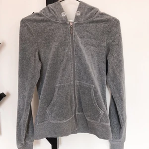 Cubus sammet hoddie, Xs - Inte nytt skick men en bra bevarad tröja av sammet. Resårbandet längst ner på tröjan sitter inte lika tight längre men annars är den i fint skick :)