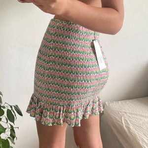 Blommig kjol - Säljer en supergulliga kjol från zara i blommönster. Tyget är sytt på ett visst sätt som gör det mycket stretchigt och det sätts fint efter ens former. Köpt för 299kr för ett tag sedan så kan inte lämna tillbaka. Kjolen är helt slutsåld på hemsidan. Den är helt ovanvänd med lapparna kvar. Pris kan diskuteras