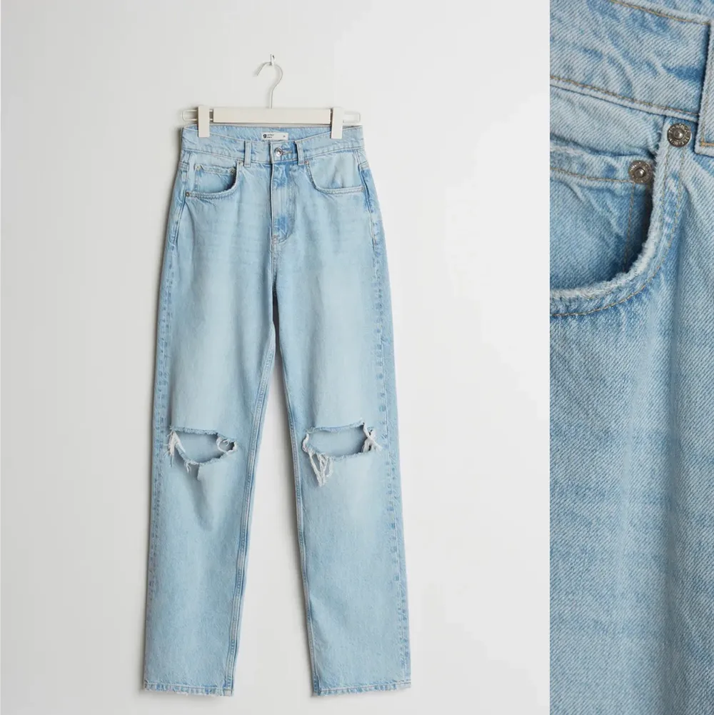 Säljer dessa populära 90s high waist jeans. Dom är i nyskick då jag bara använd dom 1 gång och dom kommer inte till användning av mig. Dom är i storlek 40. . Jeans & Byxor.