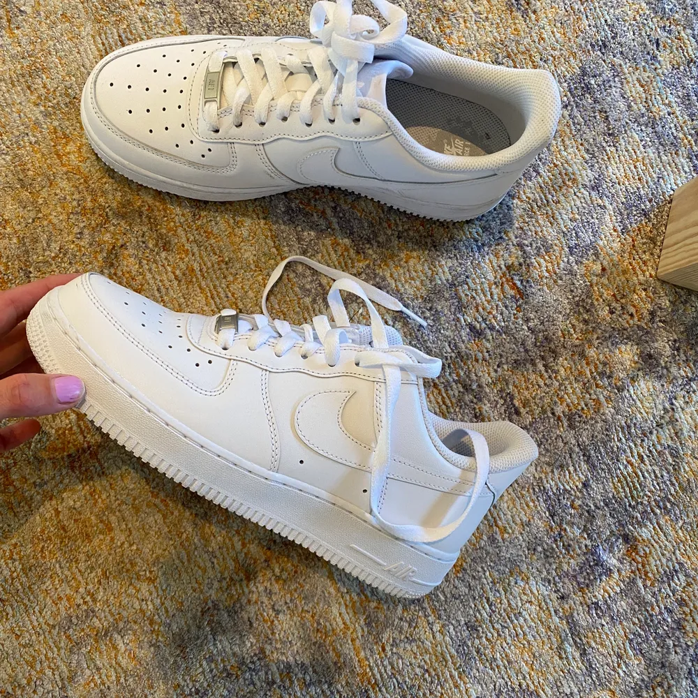 Säljer dessa eftertraktade helt nya Nike air force 1 pga använder inte, använd 1 gång till affären 😂. Nypris 1 145 :- kr på zalando. . Skor.