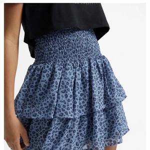 Volangkjol - Säljer min volangkjol i leopardmönster💞 Passar xs/s, kan även passa m då den är elastisk i midjan. 💕 Skriv privat för fler bilder❤️ Slutsåld online. 