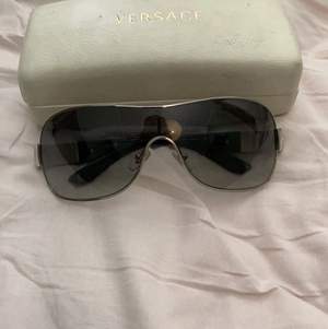 Ett par vintage versace solglasögon. De har mycket bra vintage skick, förutom ”lådan” där det lossnar lite inuti. Kan skicka bild på det. 