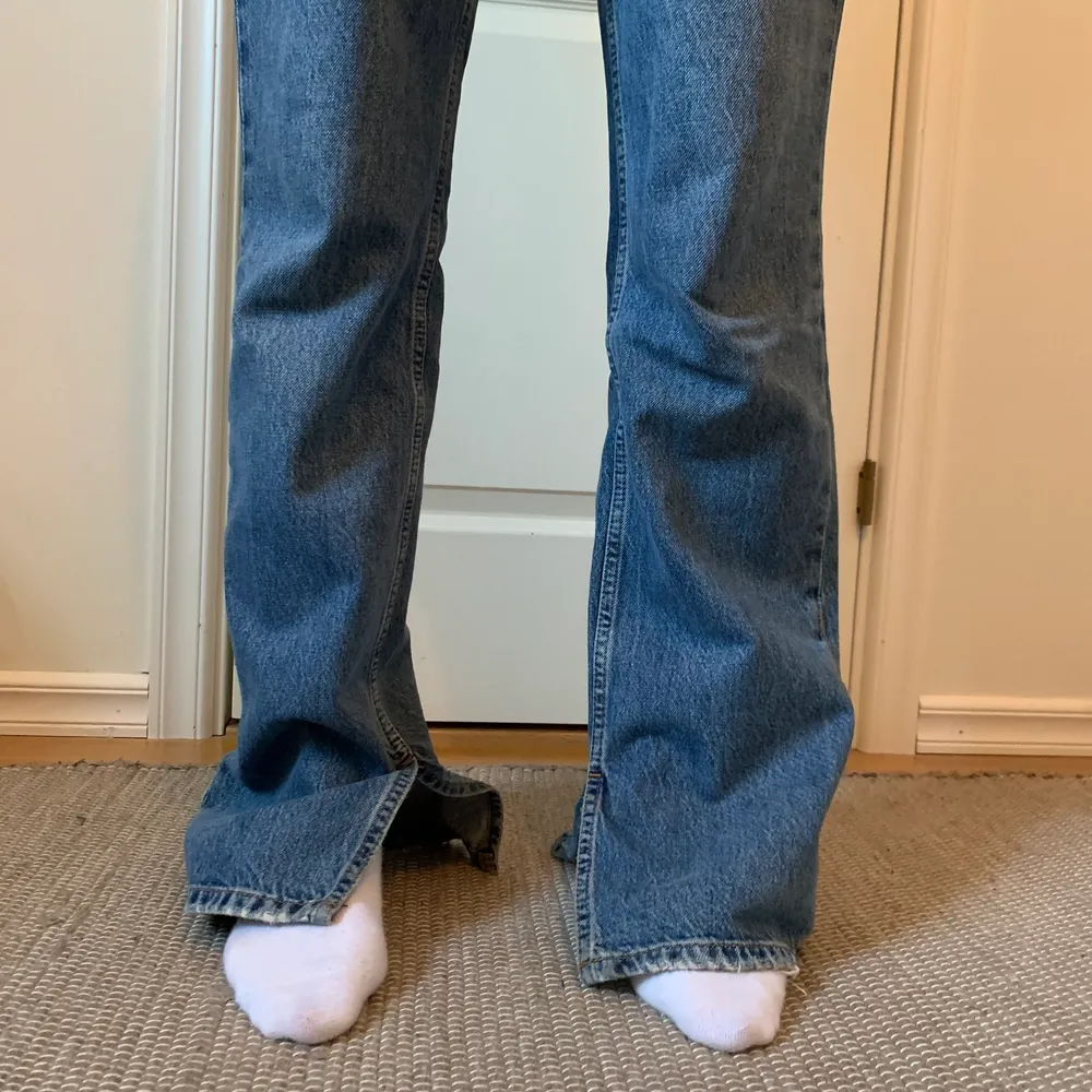 Jeans med slits från pull and bear. Super långa i benen. Mid rise. Storlek 38 men funkar för 34/36/38 beroende på hur man vill att dem sitter:). Jeans & Byxor.