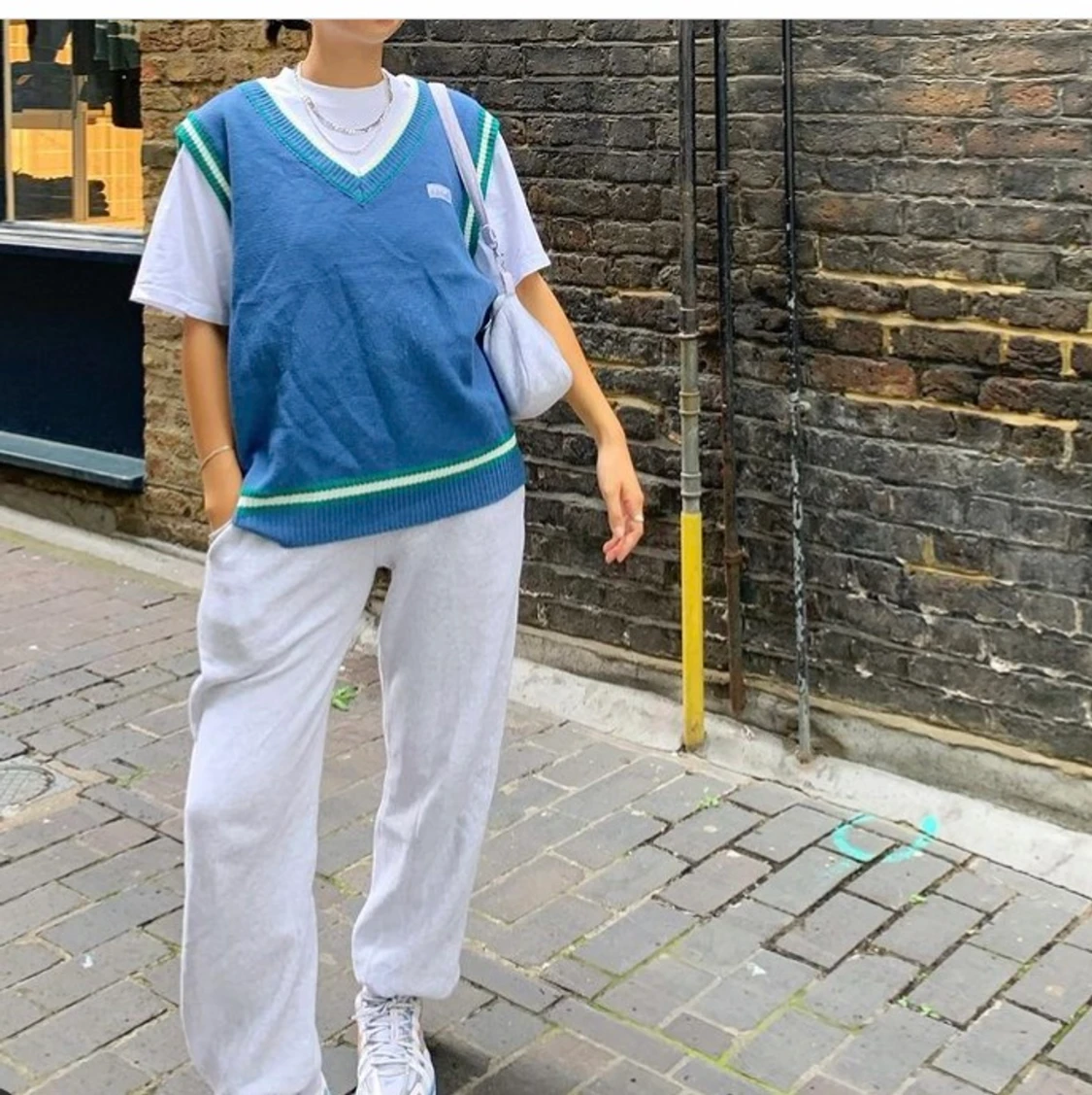 V-ringad stickad blå väst