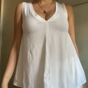 Vit topp  - Vit topp från Cubus, säljer då den inte kommer till användning längre. Lite smått lösa trådar vid armhålan men annars är den i bra skick❤️