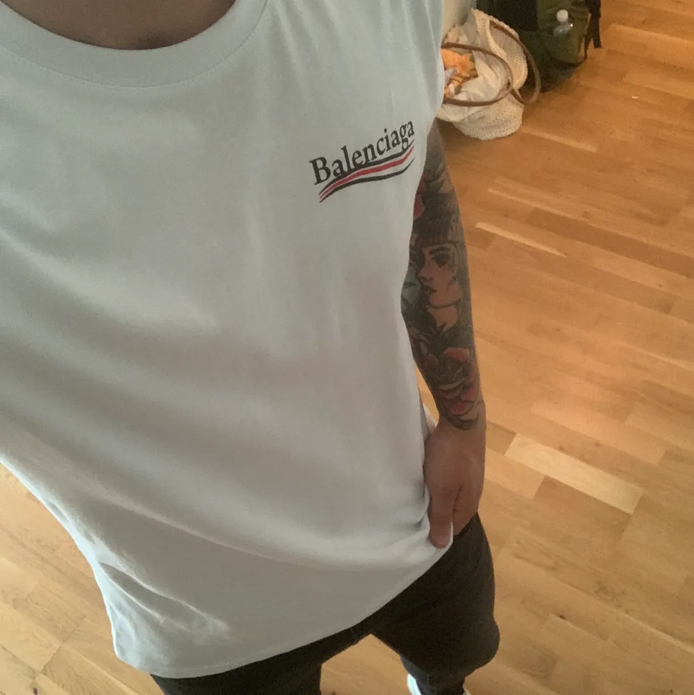 Säljer nu en av dom populäraste t-shirts från Balenciaga. Denna T-shirt är en såkallad AAA+ kopia vilket är väldigt unikt just i dessa typer av t-shirts. Den är identisk med orginalet både i material & logga. Använd ca 2-3ggr, riktigt fet nu på sommaren. ( Skickas spårbart över hela Sverige ) för Fit-Pick så har jag en likadan fast i Svart där jag tog bild när tröjan satt på i samma storlek. . T-shirts.