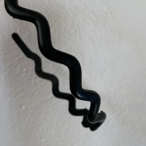 Svart diadem  - Svart vågigt diadem med pigga på undersidan i gott skick ❤️