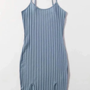 Blå klänning - En jättefin blå klänning från shein, inte använd! Den har sjusterbara band. Skriv vid intresse💙