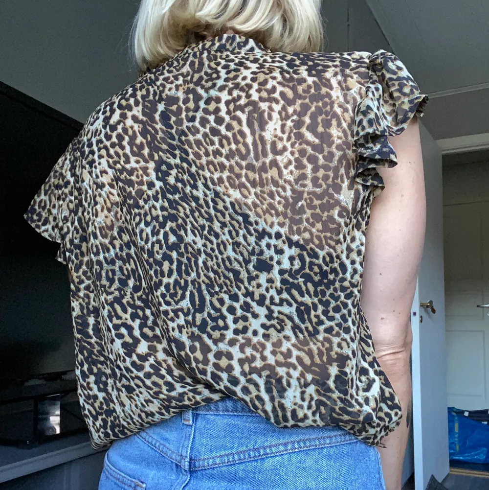 Transparent leopard topp. Den är knappt använd och i jättegott skick. 🦋🦋. Yläosat.