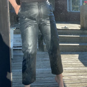 Skinnbyxor - Svarta skinnbyxor från Linn Ahlborgs kollektion för NA-KD, storlek 40. 200kr + frakt eller buda i kommentarerna💘