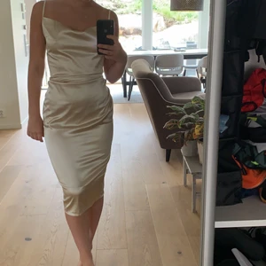 Satinliknande klänning - Förstår för mig men väldigt skön och fin, köparen står för frakt🤩😘