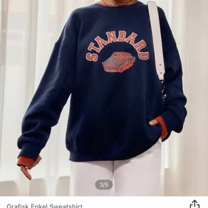 Sweatshirt - Så mysig sweatshirt, passar XS-L beroende på hur man vill att den ska sitta, snyggt oversized på mig som är en S ⚡️ ljusare blå i verkligheten, nyskick! Skriv privat för funderingar eller prisförslag 🚚✨☀️ frakt är inkluderad i priset 