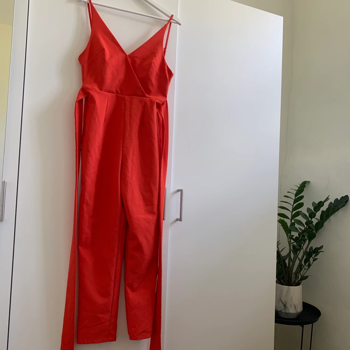 Röd byxdress från Asos  - 90