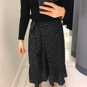 Prickig kjol  - Superfin somrig kjol 🌸🌸 säljer pga att den inte kommer till användning längre, finns inga skador på den!