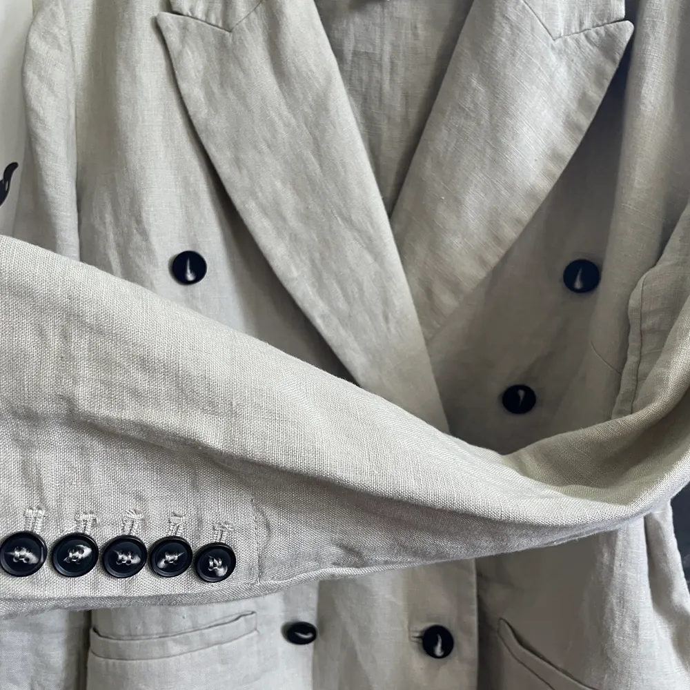 Skjorta/blus/kofta i 100% linne. Från H&M, aldrig använt pga för stor. . Tröjor & Koftor.