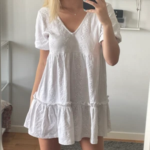 Sommarklänning  - Säljer en klänning från asos som är väldigt populär! Det är petite men passar mig som vanligtvis är en xs-s. Jag är 170 och den slutar lite längre upp på låren. För fler bilder kan man skriva privat och köparen står för fraktkostnaden💕