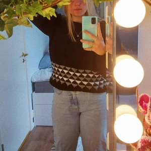 Stickad svart tröja - En jättefin hemmagjord tröja som jag fick i present för några år sen. Superfint skick och sällan använd, riktigt välgjord. Är osäker på exakt storlek men skulle säg att den passar vem som helst mellan S-L troligtvis. (Fraktpris kan bli lägre)