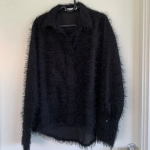 Svart pälsskjorta från NAKD - En sprillans ny skjorta från NAKD i storlek 38, använd endast en gång för att prova. Otroligt fina pälsdetaljer och knäppning hela vägen samt vid handleder. 