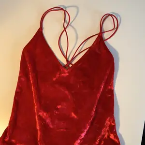 Röd bodysuit från HM med öppen rygg och band. Knäpps med 3 knappar. Perfekt till sommarens fester