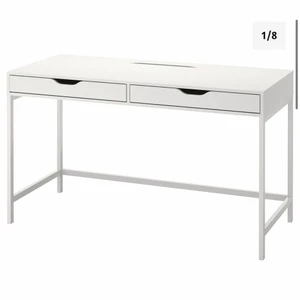 Sminkbord / Skrivbord - Säljer nu mitt sminkbord som går att använda som både som smink och skrivbord. Inköpt för 1 år sen för 1495kr, säljs för 500kr Jag säljer de pågrund av att jag gjort om mitt rum och det tyvärr inte passar med Måtten, jätte fint skick. Kan självklart skicka egna bilder vid intresse, finns i Göteborg!         Stl: 132x58 Cm 