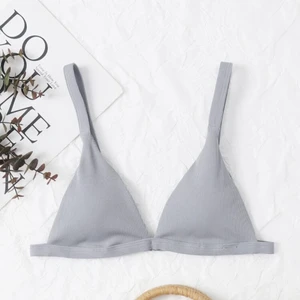 Shein - Super snygg bikini topp ifrån shein i en ljus grå färg. Tycker om den väldigt mycket men tycker att den siter lite konstigt på mig. Säljer för 40kr + frakt