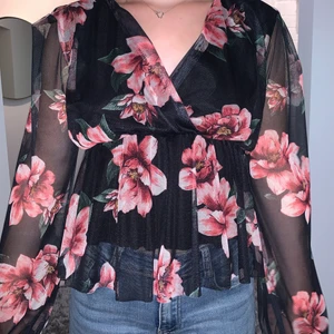 Blommig topp från Boohoo - Snygg blommig topp från Boohoo. Aldrig använd. Storlek 38/M