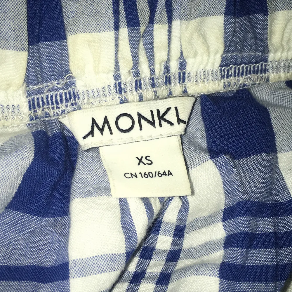 Kjol ifrån monki i storlek xs! Superfin och sparsamt använd🌸. Kjolar.