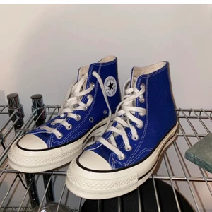 blåa converse  - Aldrig använda eftersom dem var för små. Men såå fina och i jätte bra skick❤️ Skorna skulle passa en 37 också för det står att man ska köpa en mindre storlek än vanligt på hemsidan🥰🥰