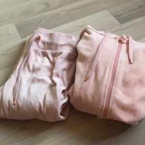 Rosa mjukisset  - Ljusrosa mjukisset från Cubus! Byxorna är i storlek XS och koftan är i storlek S!💕 OBS❗️❗️ endast byxorna finns kvar 