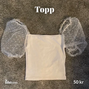 Topp - Vit topp med puffiga ärmar🤍 (pris kan disskuteras) 