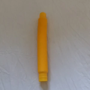 Pop Tube - Den är gul och låter superbra när man drar i den. Den är inte trög att dra ut eller in. Den är också väldigt fin. Frakten är 15 kr. ❤️❤️❤️😊😊😊