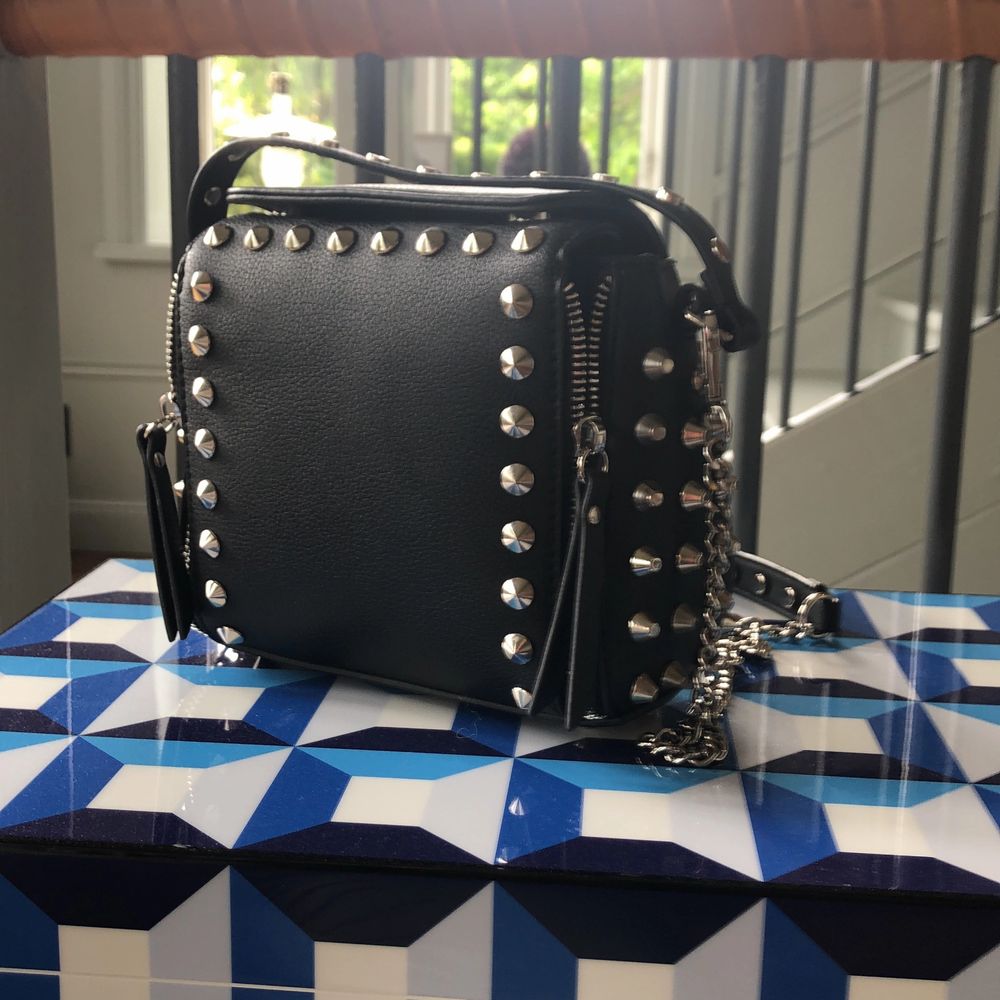 Zara väska med nitar | Plick Second Hand