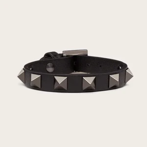 Valentino armband  - Hej jag har detta äkta svarta valentino armbandet som jag gärna skulle vilja byta mot något i guld!❤️❤️Annars ifall ni skulle vilja köpa de så säljer jag de för 1200kr