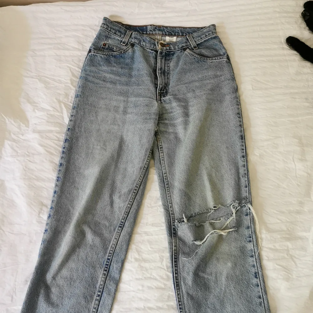 Skitsnygga vintage ljusblå Levis jeans 550 relaxed fit. Lite slitage mellan benen men inget som stör/syns. Står w 28/L 30 i dom. Dom är ganska små skulle säga xs-s. Ca 73 cm i midjemått. Jeans & Byxor.