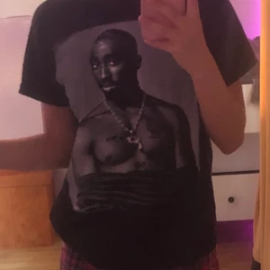 2Pac t-shirt - Jag säljer min älskade tupac t-shirt som är köpt på punktshop i Stockholm. Den är i bra skick.
