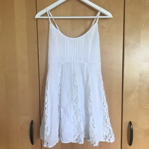 Klänning från Hollister - Säljer denna superfina klänning från Hollister! Har otroligt fina detaljer, exempelvis knytningen i ryggen. Endast använd en gång. Är i storlek M men skulle säga att den är mer S/XS, väldigt liten i storleken 🌸✨💞