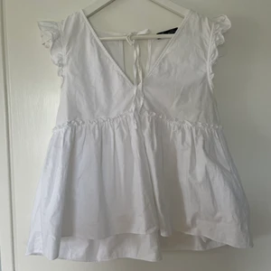 Zara Blus - Armlös topp från Zara, använd en gång. Mycket fint skick. 