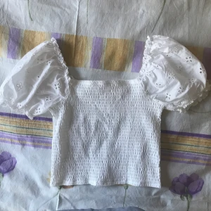 Vit croptop från HM - Supersöt vit croptop från H&M🌟🌟❤️ Aldrig använd! 