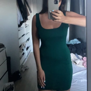 Rebecca Stella klänning - Grön klänning från Rebecca Stellas basic, perfekt om du är ett Bajen fan eller bara älskar grönt. Släng på en vit hoodie över och rocka sommarkvällarna. Ber omursäkt för ett galet ostädat rum. De är en S men passar både XS som M. KRAM