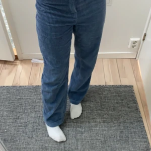 Blå manchester byxor - Ett par skit snygga blåa manchester byxor från missguided som ej finns kvar längre. Säljer då de ej använda. Sitter såhär på mig som är 160 och har ca S.❤️ Köparen står för frakten eller möts man upp i Lund.