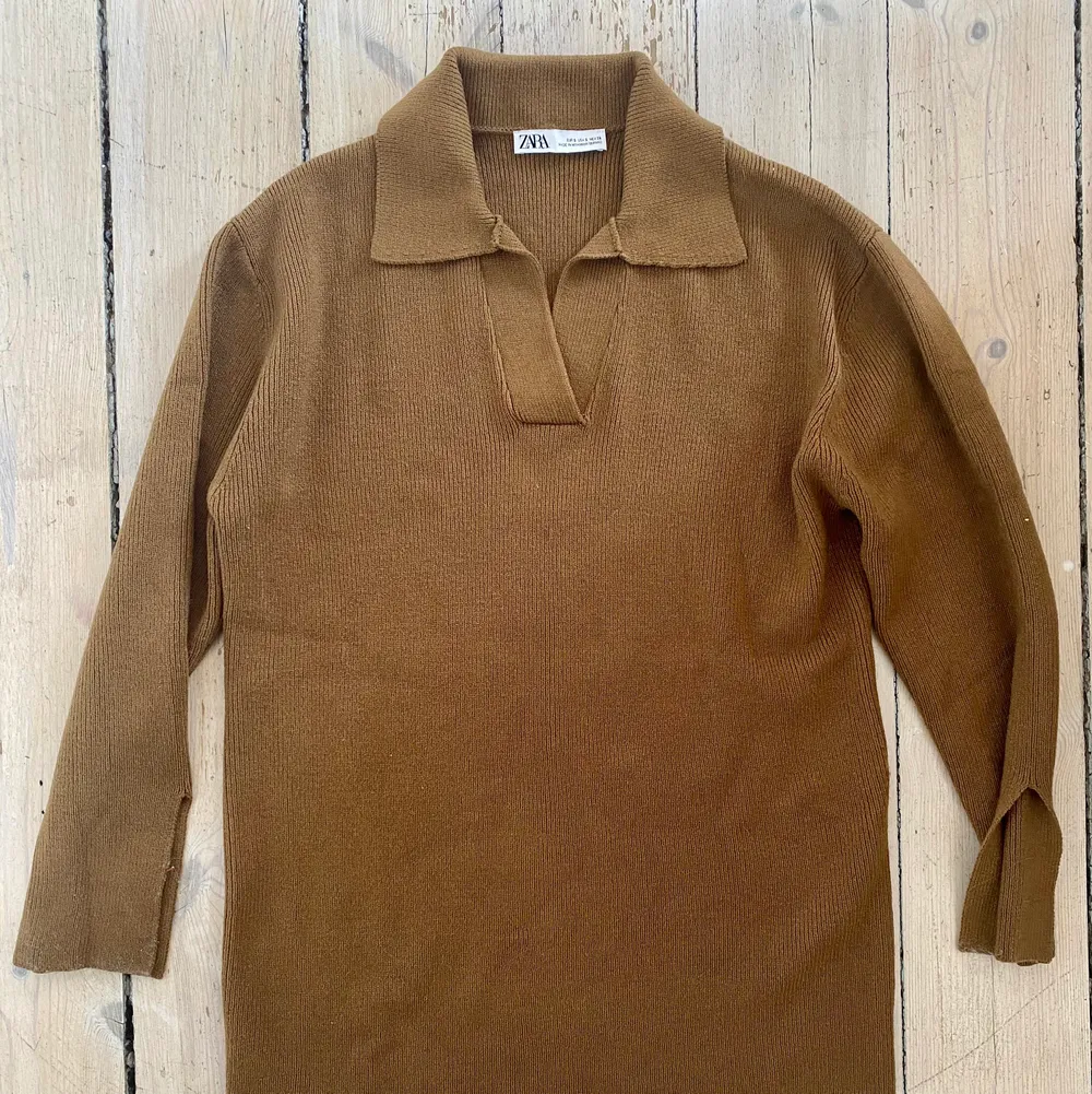 Brown Zara sweater; shirt collar; slit sleeves. Tröjor & Koftor.