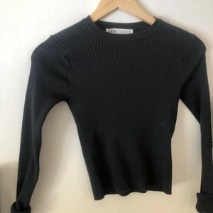 Långärmad marinblå tröja från zara i storlek S - Aldrig använd! Jättefin färg men den är lite liten i storleken så på mig så sitter den lite tajt, därav att jag säljer den. Men som sagt super fin tröja. Marinblå! Nyskick! Materialet är ribbat 